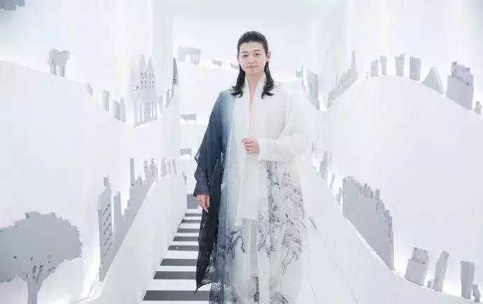 华晨宇的个人色彩在音乐中愈加鲜明_华晨宇qq音乐_华晨宇代表颜色