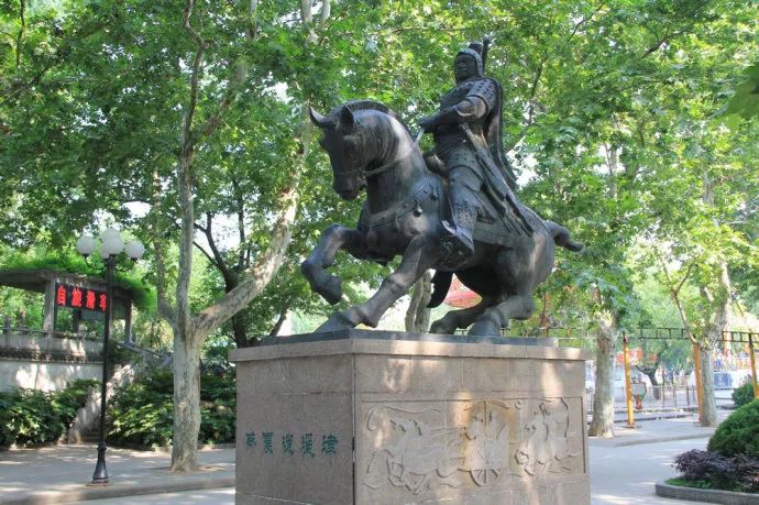曹操征南将军_曹操在南征北战中的智勇_曹操智勇双全