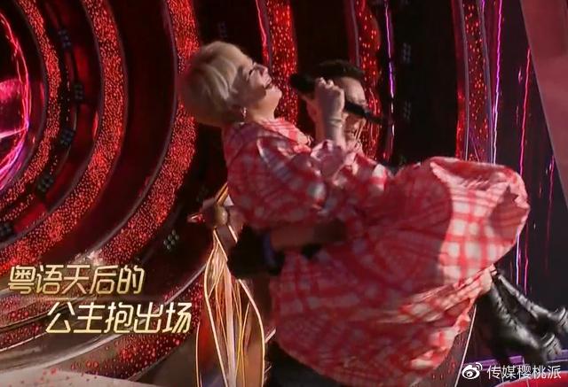 王菲颁奖典礼霸气发言_王菲颁奖典礼说的话_王菲近期参与的合作专辑将在音乐颁奖典礼上亮相
