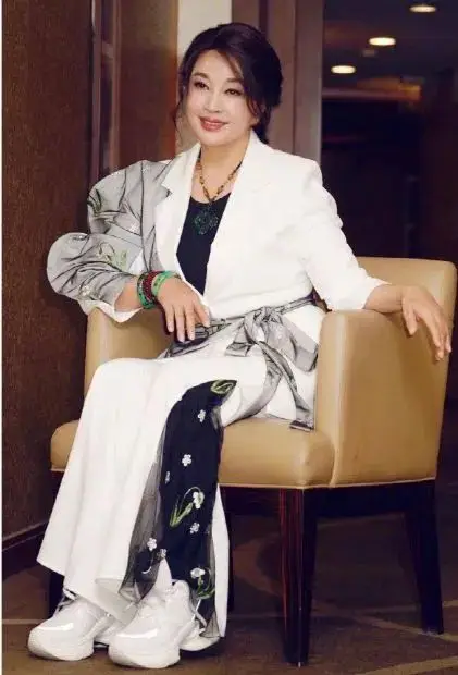 时尚风格朱琳个人选择图片_朱琳的时尚选择与个人风格_朱琳服装设计师